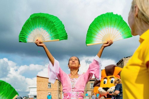 Image for article Letonia: La agrupación de Falun Dafa da a conocer las tradiciones chinas en el Festival de la Comunidad