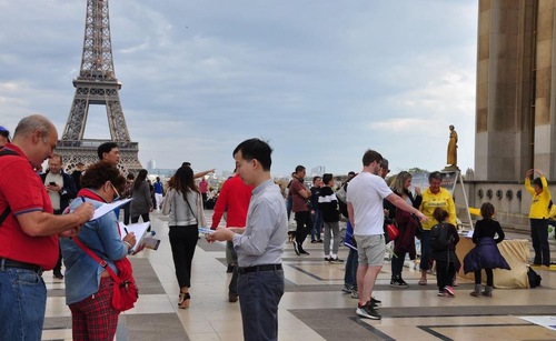 Image for article París, Francia: Los transeúntes conocen la persecución a Falun Dafa