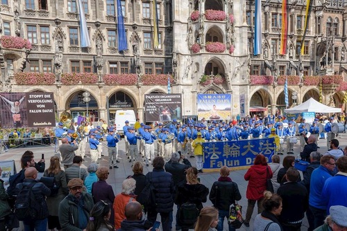 Image for article Múnich, Alemania: Practicantes de Falun Dafa desfilan para generar conciencia sobre los derechos humanos