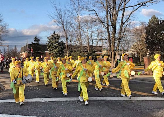 Image for article ​Falun Dafa brilla en los desfiles navideños de Nueva York