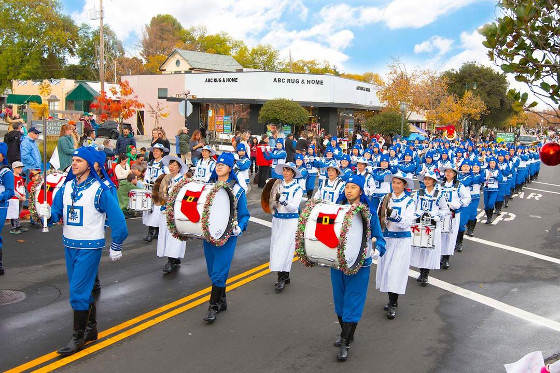 Image for article ​California: La Banda Marchante de la comitiva de Falun Dafa contagia la alegría en el desfile de Navidad Infantil