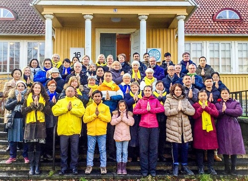 Image for article Los practicantes de Falun Dafa suecos mejoran como un cuerpo