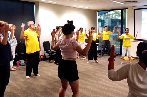 Image for article El calor extremo en Australia no impide a los residentes aprender los ejercicios de Falun Dafa