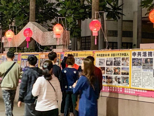 Image for article Kaohsiung, Taiwán: Turistas de China conocen sobre Falun Dafa en el mercado nocturno