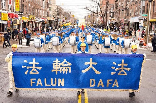 Image for article Cientos de personas renuncian al partido comunista chino durante el desfile de Falun Dafa en Brooklyn, Nueva York