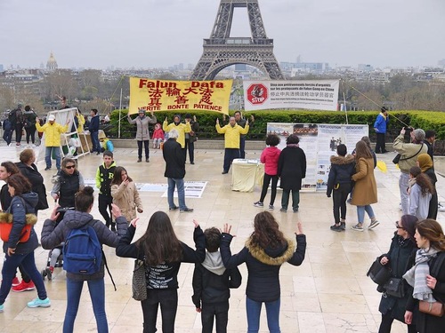 Image for article ​Visitantes expresan su apoyo a Falun Dafa en un destino turístico popular en París