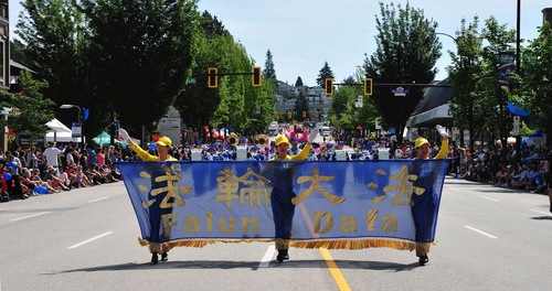 Image for article Falun Dafa en el Desfile del Día de los Sombreros en Burnaby, Canadá