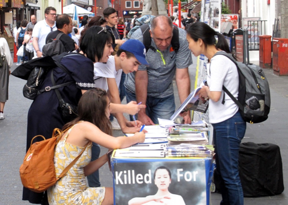 Image for article Inglaterra: Turistas y residentes se informan sobre Falun Dafa en el Barrio Chino de Londres