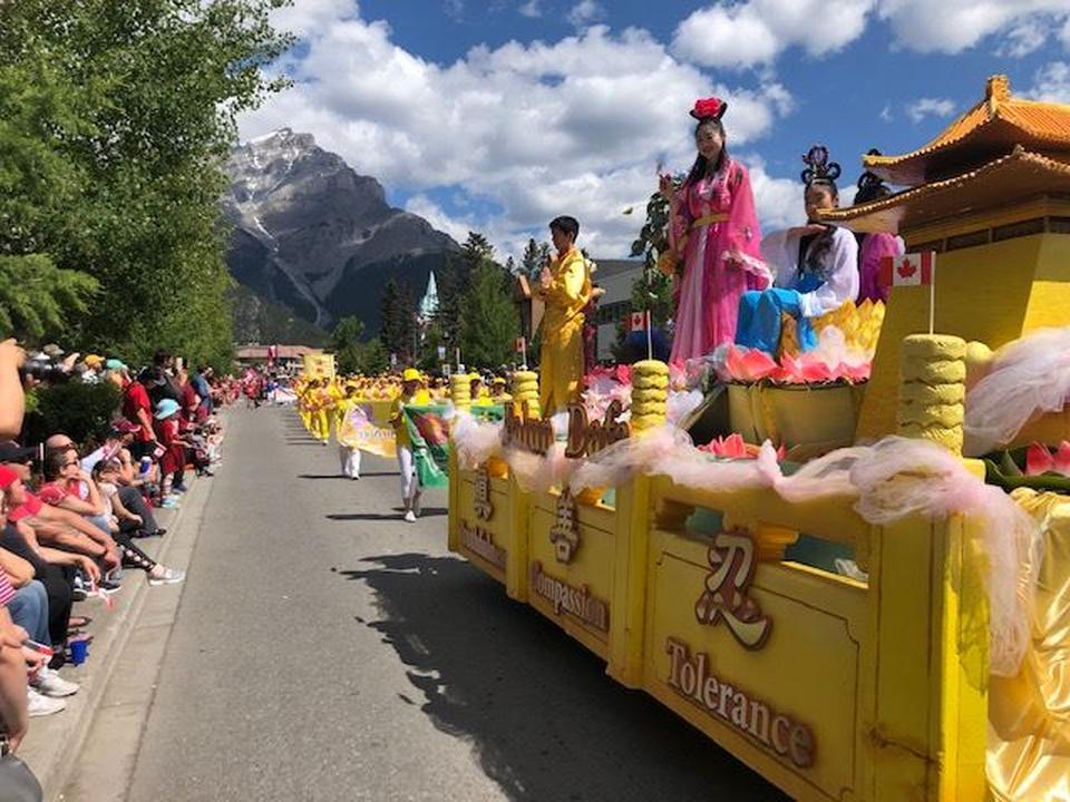 Image for article Falun Dafa obtiene el primer lugar en el Desfile del Día de Canadá en el Parque Nacional Banff