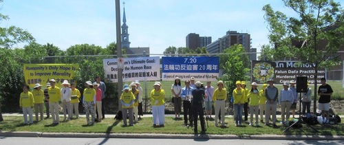 Image for article Canadá: Practicantes de Falun Dafa realizan una manifestación pacífica afuera de la embajada china remarcando la importancia de 7.300 días de persecución