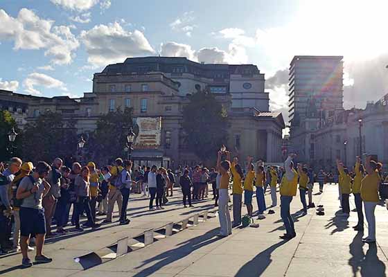 Image for article Londres: Las actividades de Falun Dafa en sitios turísticos despiertan la conciencia