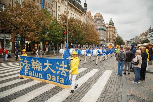 Image for article República Checa: Demostración y desfile en Praga piden el fin de la persecución a Falun Dafa en China