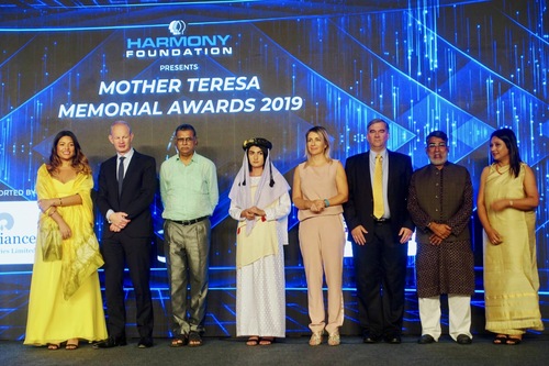 Image for article India: DAFOH recibe el Premio Madre Teresa Memorial por exponer los crímenes de la sustracción forzada de órganos en China