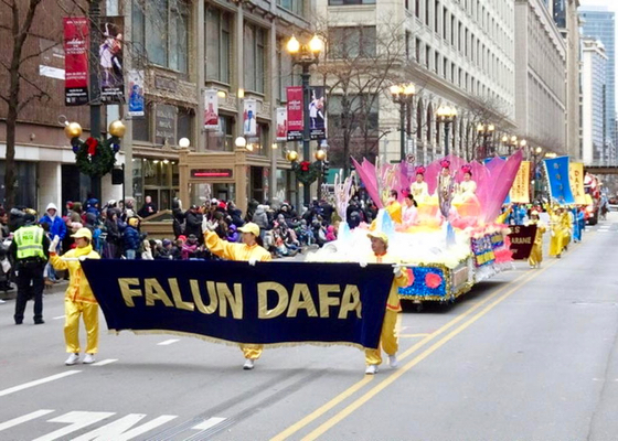 Image for article Chicago: Los practicantes de Falun Dafa se destacan en el Desfile del Día de Acción de Gracias