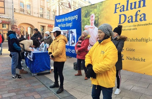 Image for article Schwerin, Alemania: La gente apoya a Falun Dafa