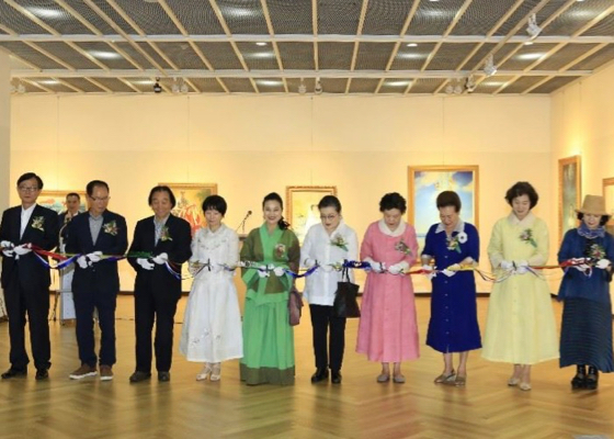 Image for article Corea del Sur: El Arte de Verdad-Benevolencia-Tolerancia lleva la belleza de Falun Dafa a los residentes de Busan 