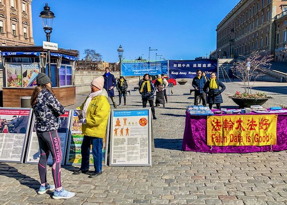 Image for article Suecia: Los practicantes de Falun Dafa crean conciencia sobre la persecución en medio de la pandemia del coronavirus