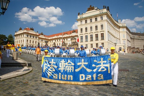 Image for article ​República Checa: el desfile de Falun Dafa en Praga trae luz y esperanza