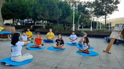 Image for article Estambul, Turquía: transeúntes experimentan la gracia de Falun Dafa