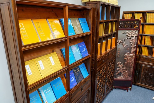 Image for article La librería Tianti en Hong Kong atrae a personas interesadas en aprender Falun Dafa