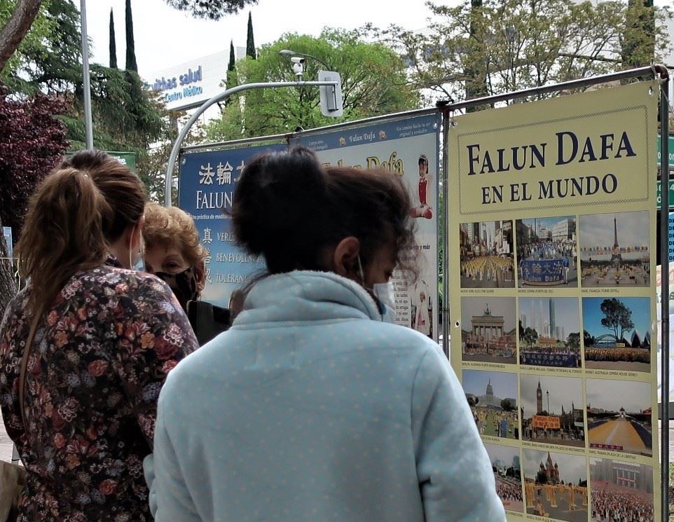 Image for article ​España: los practicantes de Falun Dafa conmemoran el 25 de Abril frente a la embajada de China y piden que se ponga fin a la persecución