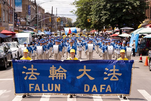 Image for article ​Nueva York: Más de 1.000 practicantes de Falun Dafa realizan un desfile para crear conciencia sobre los 22 años de persecución del PCCh y despertar a la gente