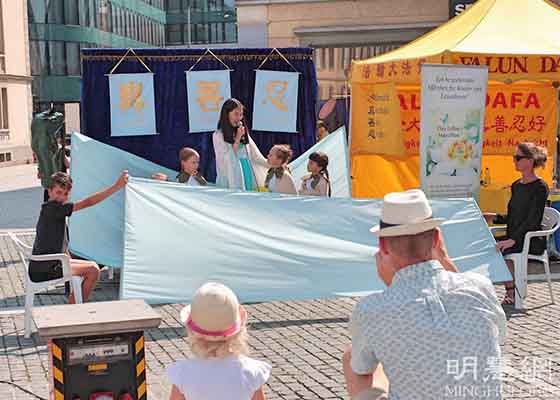 Image for article Suiza: los practicantes dan a conocer Falun Dafa durante un evento en Winterthur