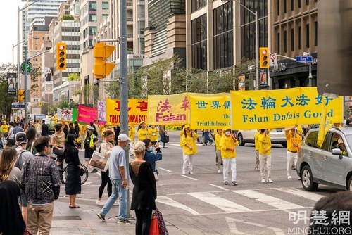 Image for article Toronto, Canadá: El desfile mensual abraza la tradición y rechaza al PCCh