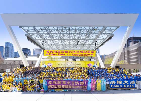 Image for article Toronto, Canadá: Funcionarios y el público celebran el Día Mundial de Falun Dafa