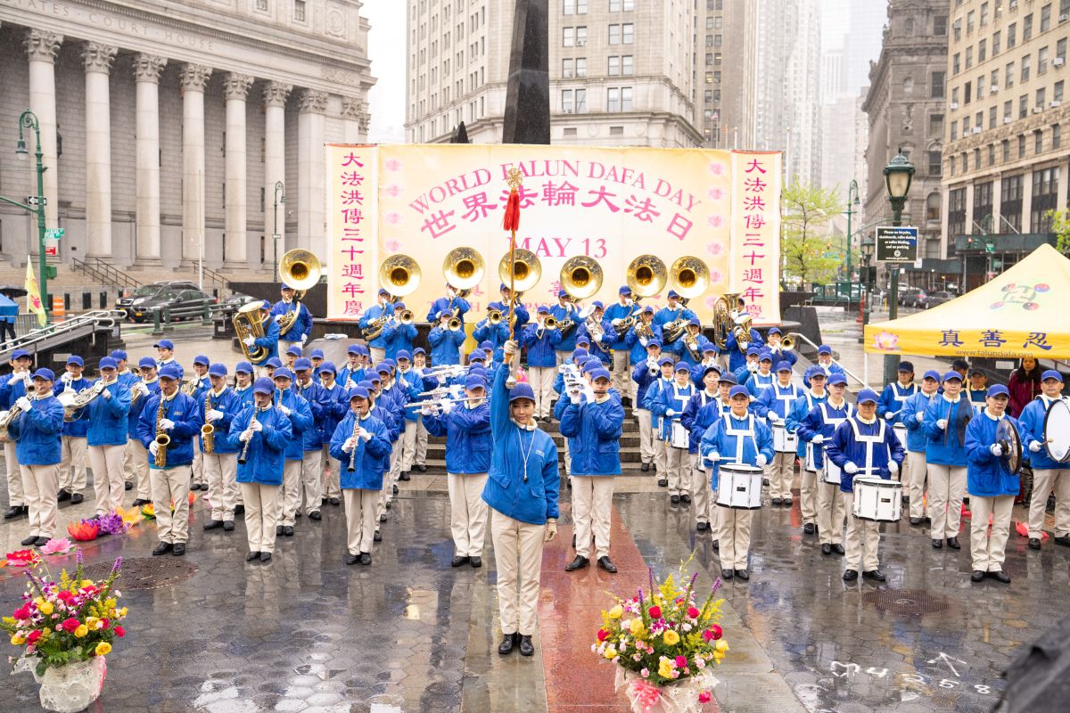 Image for article ​Nueva York: celebrando el Día Mundial de Falun Dafa frente al Ayuntamiento de Nueva York, 69 funcionarios envían saludos