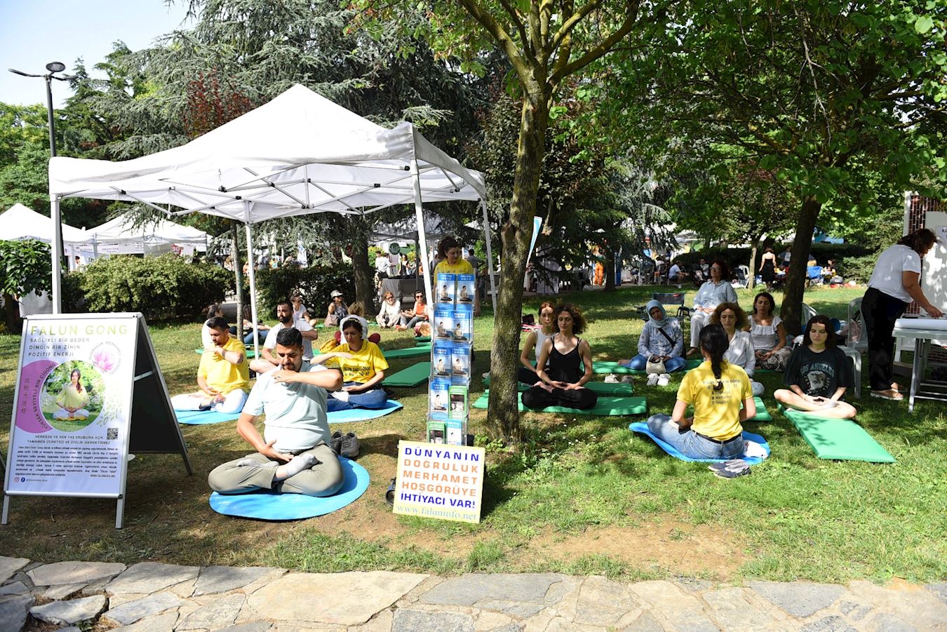 Image for article ​Estambul, Turquía: la gente aprende los ejercicios de Falun Dafa en el Festival del Medio Ambiente de Estambul