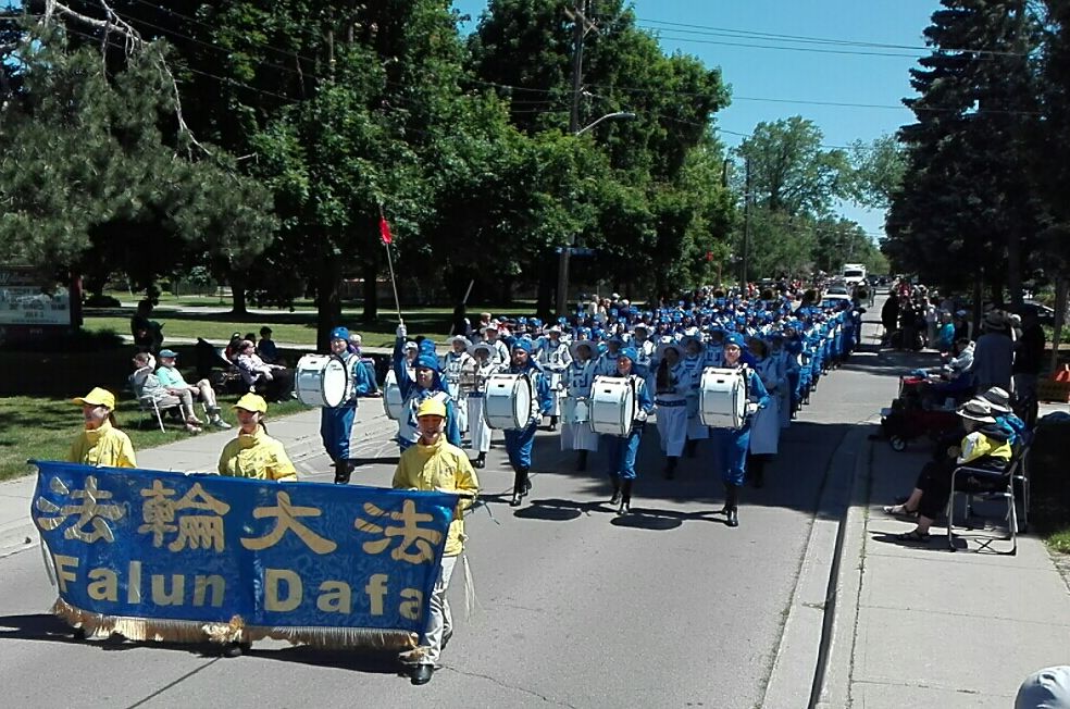Image for article Toronto, Canadá: Falun Dafa es recibido calurosamente en tres desfiles