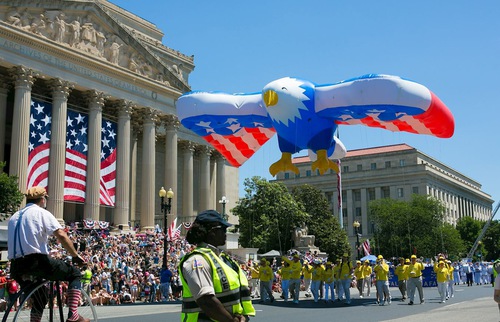 Image for article Washington DC: los practicantes de Falun Dafa son bien recibidos en el desfile del Día de la Independencia de EE.UU.