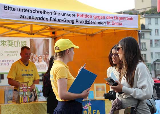 Image for article ​Zúrich, Suiza: residentes condenan la persecución a Falun Dafa en China