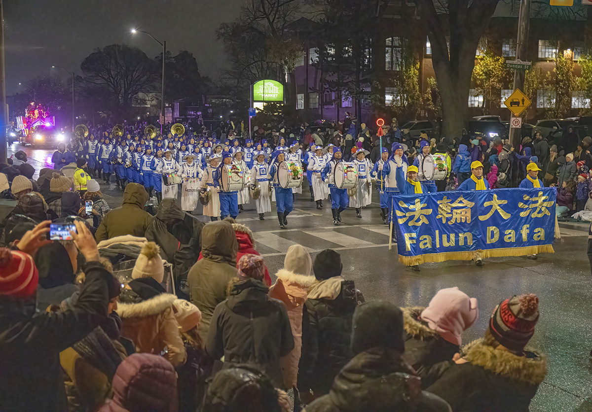 Image for article Londres, Canadá: la Banda Marchante Tian Guo de los practicantes de Falun Dafa es bien recibida en el desfile de Santa Claus