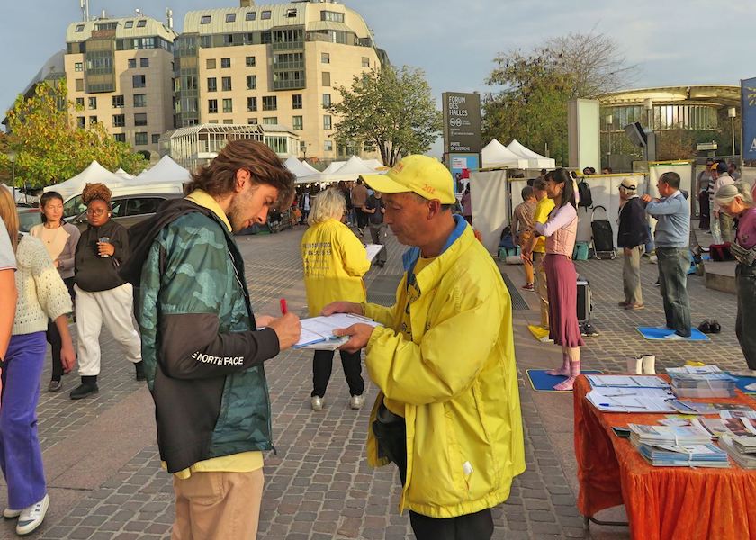 Image for article ​París, Francia: Las actividades al aire libre atraen el apoyo para poner fin a la persecución a Falun Dafa en China
