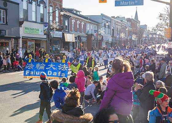 Image for article ​Canadá: Practicantes de Falun Dafa de Toronto invitados a actuar en cuatro desfiles navideños