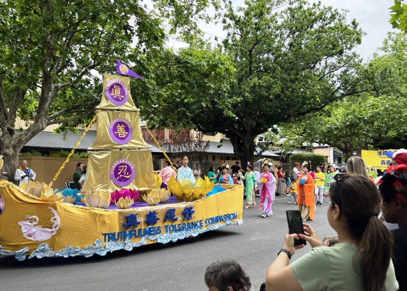 Image for article ​Australia del Sur: Los lugareños aman el Barco Dorado de Falun Dafa en el desfile de Navidad