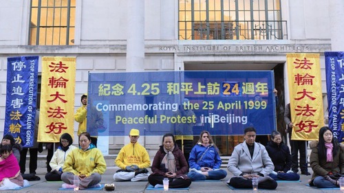 Image for article Reino Unido: manifestación y vigilia con velas ante la Embajada de China en el aniversario de la Apelación del 25 de Abril