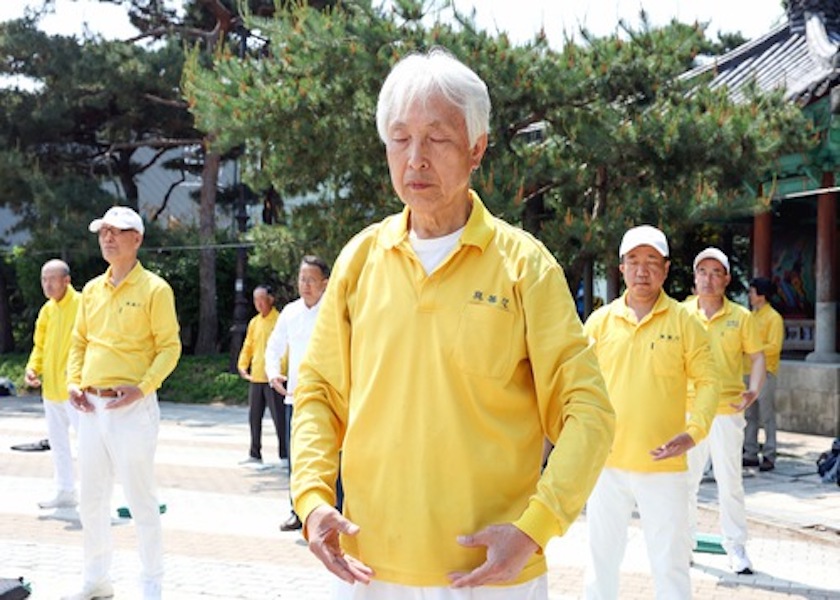 Image for article Corea del Sur: practicantes de Falun Dafa celebran el Día Mundial de Falun Dafa en la Plaza de la Casa Azul de Seúl