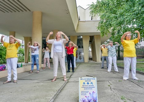 Image for article ​Rusia: La gente está de acuerdo con los principios rectos de Falun Dafa en un evento en Pyatigorsk