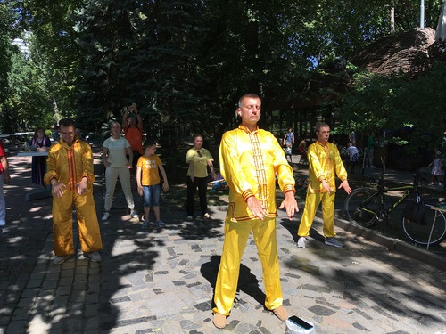 Image for article Dnipro, Ucrania: Presentando Falun Dafa en una Feria de Fitness