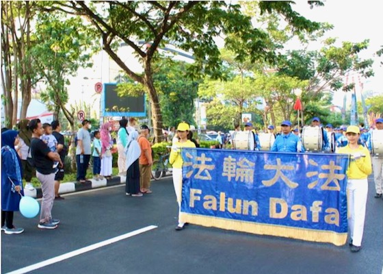 Image for article Indonesia: Los practicantes celebran un desfile en el Día sin Automóviles para presentar Falun Dafa