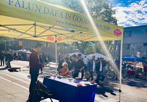 Image for article Minnesota: Presentación de Falun Dafa durante los días de Calles Abiertas en Minneapolis