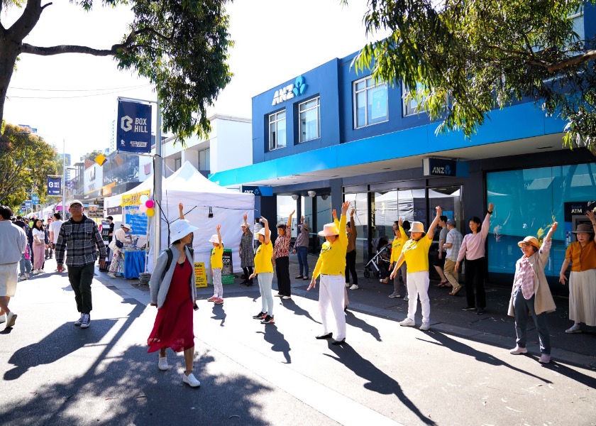 Image for article Melbourne, Australia: Presentación de Falun Dafa en la celebración local del Festival de la Luna