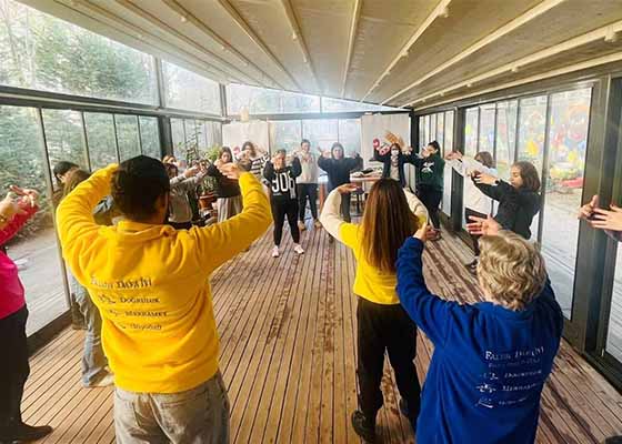 Image for article ​Turquía: La gente aprende Falun Dafa en el Centro de Vida Ecológica del municipio de Kadıköy