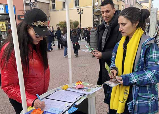 Image for article Bulgaria: La gente firma una petición para condenar la persecución durante un evento celebrado en Plovdiv