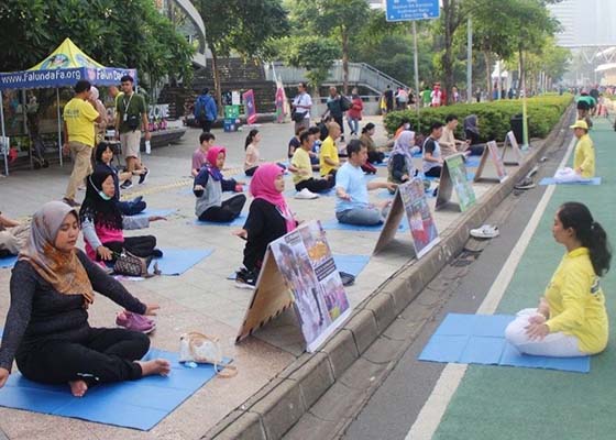 Image for article Indonesia: Falun Dafa es bienvenido en el Día sin Automóviles en Yakarta: “Necesitamos Verdad-Benevolencia-Tolerancia”