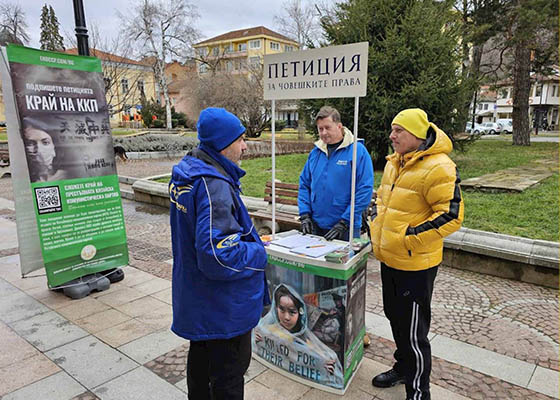 Image for article ​Bulgaria: los habitantes de Gabrovo y Stara Zagora se informan sobre la persecución a Falun Dafa en China y firman peticiones para acabar con ello
