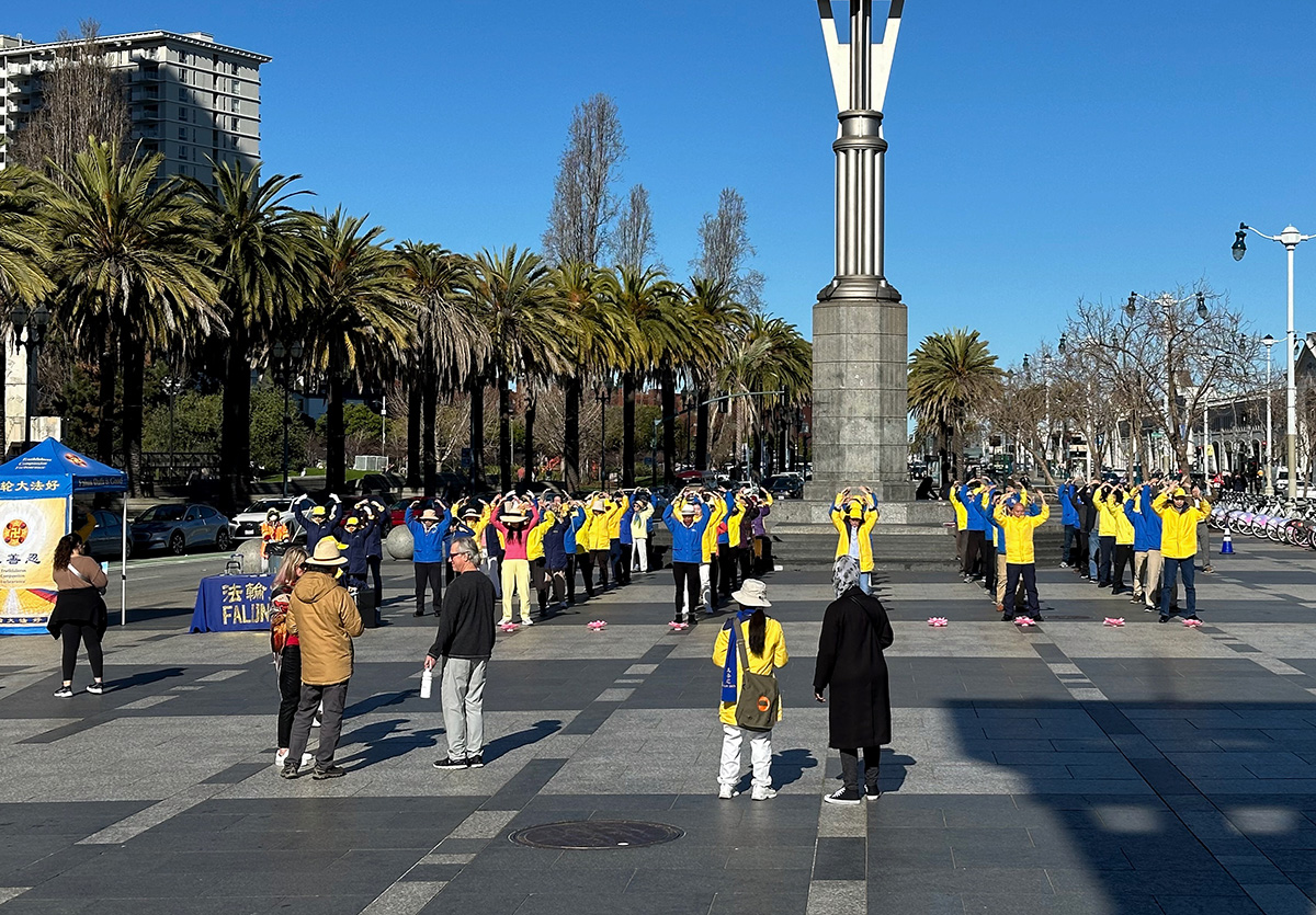 Image for article California: Gente interesada en aprender sobre Falun Dafa en un evento en San Francisco